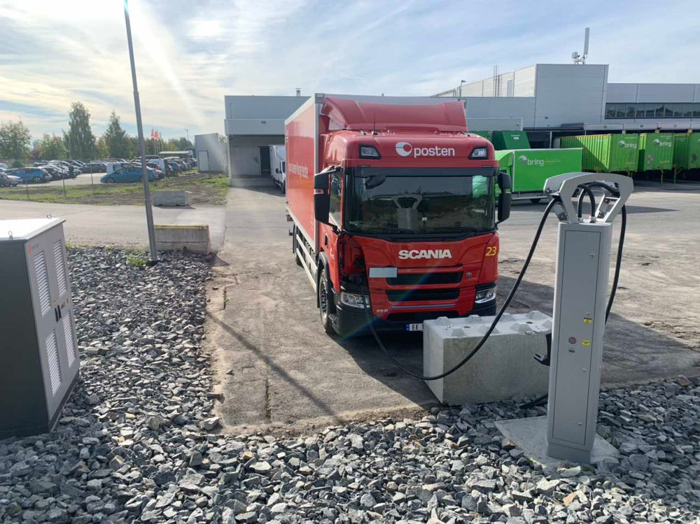 A wider view of the commercial truck and surrounding charging installation.